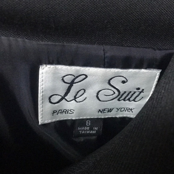 La suit - Picture 3 of 3